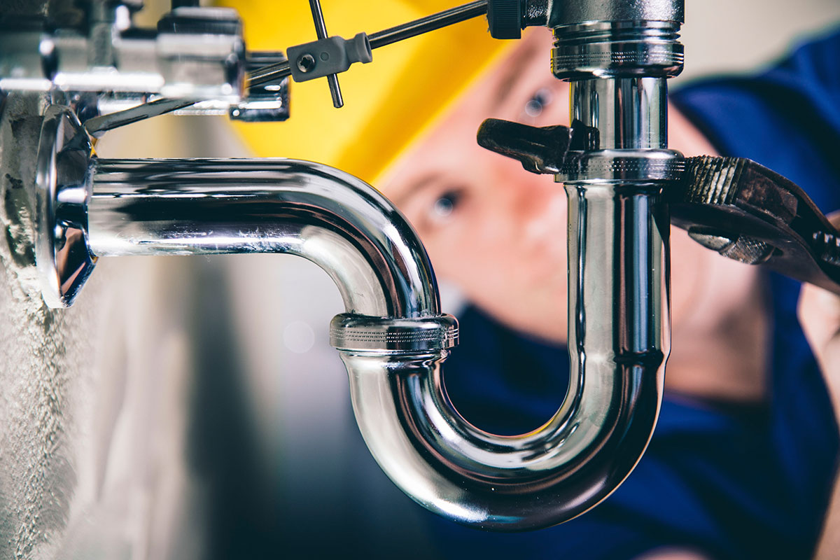 Hydraulik Śląsk montuje syfon umywalki